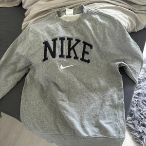 Nike tröja - En Nike tröja i storlek S som jag säljer pga att jag inte använder den för att den blivit för liten, den är superfin och inga fel på den