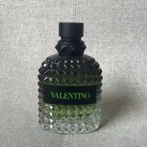 Säljer denna näst intill oanvända Valentino parfym. Flaskan är 100ml Men det är ca 95ml kvar. Nypris är 1300kr. Inga defekter.  