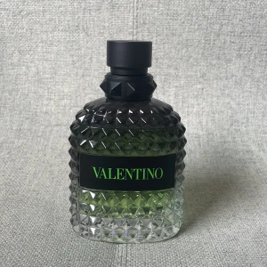 Valentino Born In Roma Green Stravaganza - Säljer denna näst intill oanvända Valentino parfym. Flaskan är 100ml Men det är ca 95ml kvar. Nypris är 1300kr. Inga defekter.  