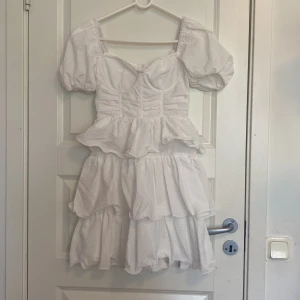 Studentklänning - Studentklänning/midsommarklänning med prislappen kvar eftersom jag har hittat en annan🤍