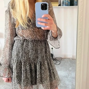 Zara klänning - Jättefin klänning från zara som är perfekt nu till sommaren! Klänningen är i bra skick då den knappt har blivit använd. Bilden är lånad men skriv för mina egna!💕
