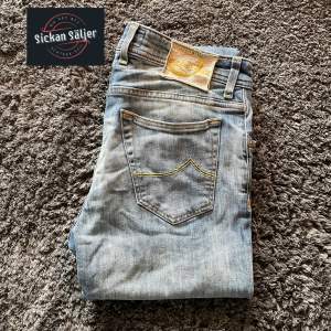 Tjena! Säljer nu ett par tvär feta Jacob Cohen Jeans! | Skick 9/10 | Nypris 5500, mitt pris 1199 ✅ | Storlek 31 | Hör av dig vid minsta fråga eller fundering, hjälper gärna till! 