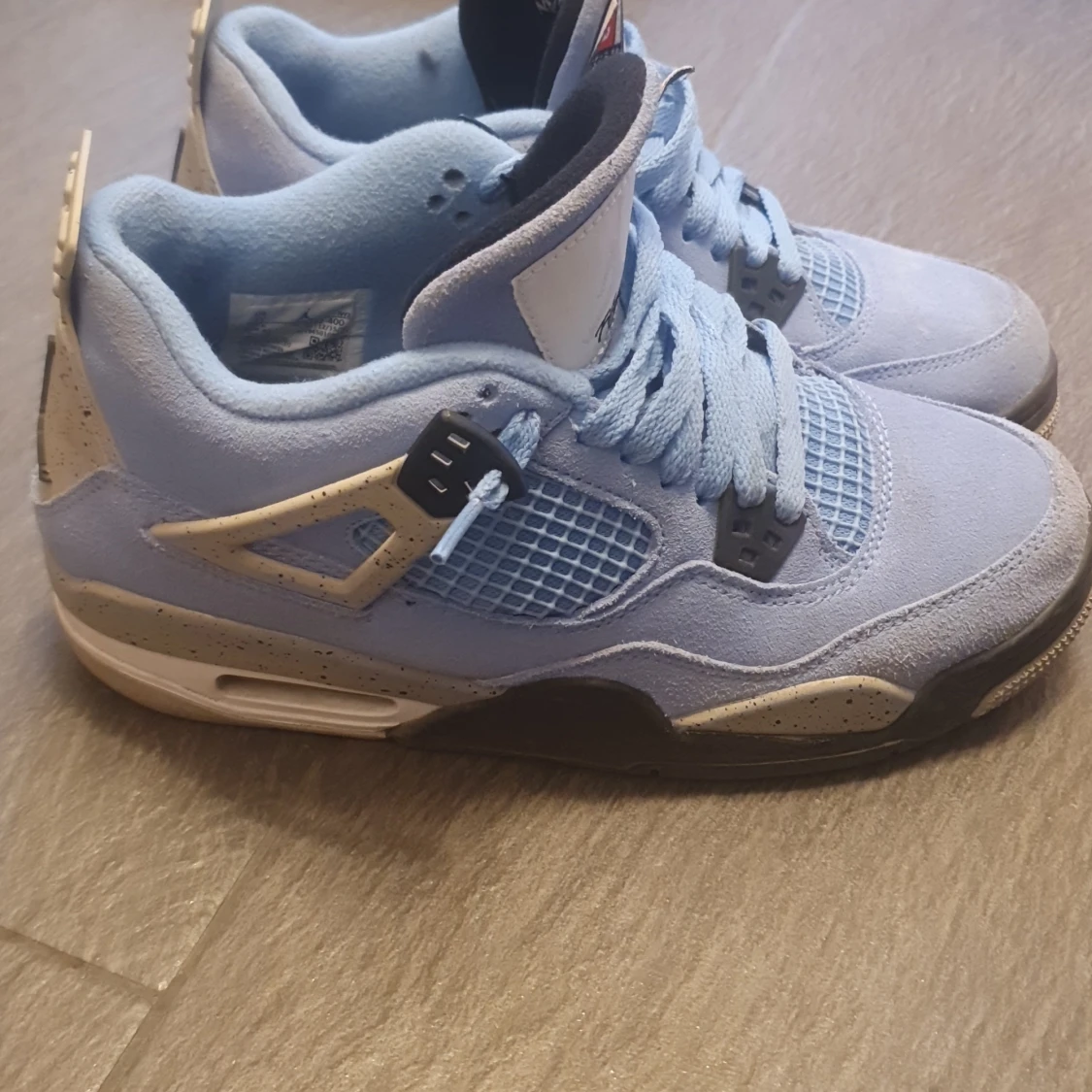 Säljer Jordan 4 university blue för 1500 kr - 90