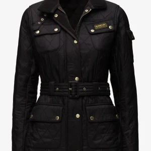 Barbour jacka/kappa - Mycket fint skick köptes för 7400kr kontakta mig för mer bilder🤍   Köparen står för frakt! 