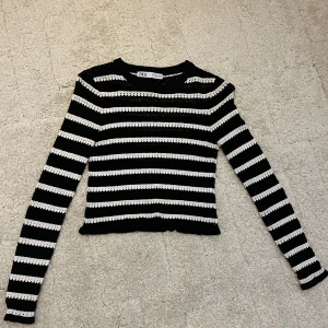 Svartvit randig topp - Säljer nu denna söta svartvit randiga toppen från zara i S, modellen är lite kroppad🤍🤍
