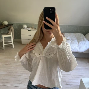 somrig blusskjorta - Sötaste blusskjortan ifrån H&M! I storlek 38 och passar perfekt för de som har storlek small i kläder! Perfekt till festliga tillfällen💓