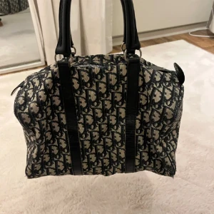 Dior väska - Dior väska i mycket bra skick , väskan är vintage och är skit snygg till sommarn. Köpt på Vestiaire och har äkthetsvarifierars