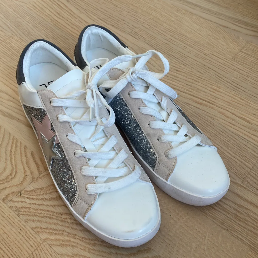 Super fina skor från JustFab, de liknar golden goose skor väldigt mycket, men de är inte äkta. Köpta här på Plick och säljaren sa att de var oanvända men jag kan se små tecken på användning!. Skor.