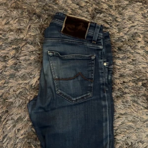 Jacob Cohen Jeans  - Säljer nu mina sjukt snygga jacob cohen jeans till ett nypris på 4499kr! Grymt skick. Hör av er vid frågor & funderingar🤝 (Sjukt bra pris)