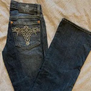 Säljer dessa asballa vintage jeans från Gina tricot. Säljer då dem är för små tyvärr. Midjemått är 64 cm hela vägen runt och benlängd är ca 105 cm. Jeansen har inga skador eller liknande. Skriv för fler mått eller  frågor ⭐️