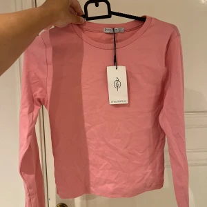 Rosa tröja  - Rosa tröja från Stradivarius🩷 Endast testad och lappen sitter kvar! Säljer då den inte kommer till användning🩷 skriv privat vid frågor! 