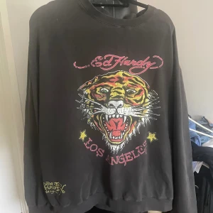 Ed Hardy tröja  - Säljer denna ed Hardy tröja då jag inte riktigt använder den. 