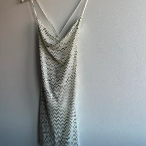 Silvrig festklänning  - Storlek xs Kors i ryggen & tunna band 