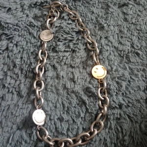 Halsband  - Ett silver smile halsband i mittal 