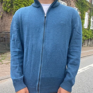 Hugo boss ull zip-up - Ruggigt fet Hugo boss full zip i super fin kvalitets ull! Tröjan är i super fint skick som bilderna visar. Ca 2000kr ny, vårt pris 549kr Nu ännu mer sänkt! Om du har någon fråga eller fundering hoppa in i dm. Storlek S-M. Mvh Stilkontoret 