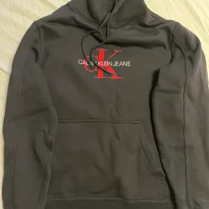 Säljer denna hoodie från Calvin Klein i storlek M. Använd fåtalgånger och därför bra skick!