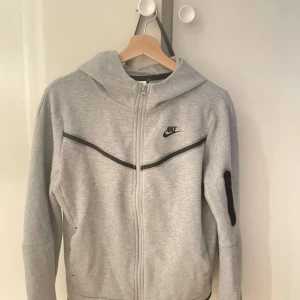 Nike tech  - Säljer denna super fina Nike techen, den är använd fåtal gånger och är i vädligt bra skick, skriv privat för frågor och bilder❤️