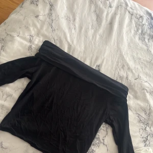 Svart långärmad  - Denna tröja tar man och viker  vid armarna 