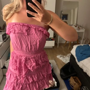 Rosa sommarklänning - Måste strykas! Men superfin klänning till både strand och fest! Älskar färgen! En aning kort på mig som är 177 med lång överkropp. Storlek M, men passar en S.