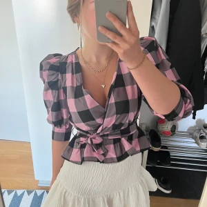 Zara blus  - Snygg blus från zara . Aldrig använd med prislapp kvar.