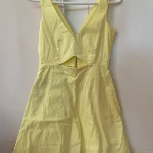 Så fin klänning med shorts inuti (!!) som passar perfekt till sommaren! Inköpt för 500kr men aldrig använd. Passar XS-S!Priset är exklusive frakt 🩷