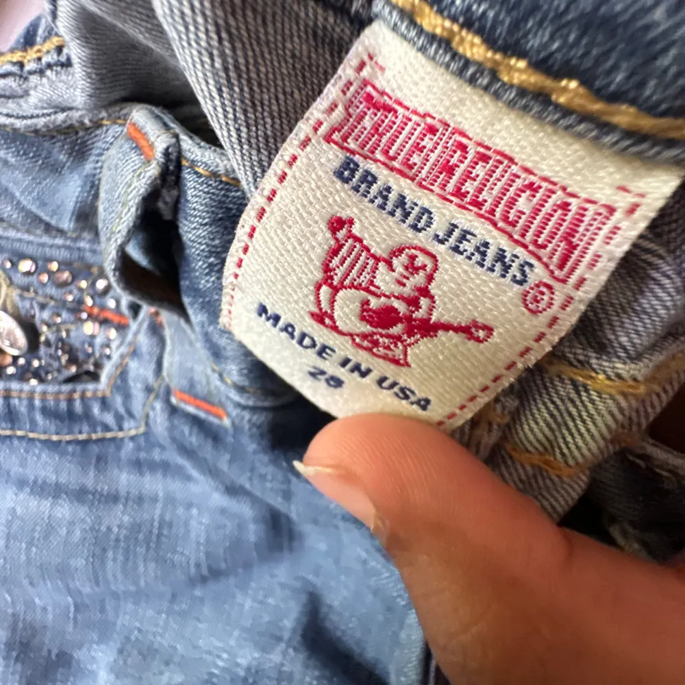 Säljer mina true religion jeans som är både bootcut och lågmidjade för att de tyvar inte passar mig längre. Kontakta mig om de behövs fler bilder.🩷🥰. Jeans & Byxor.