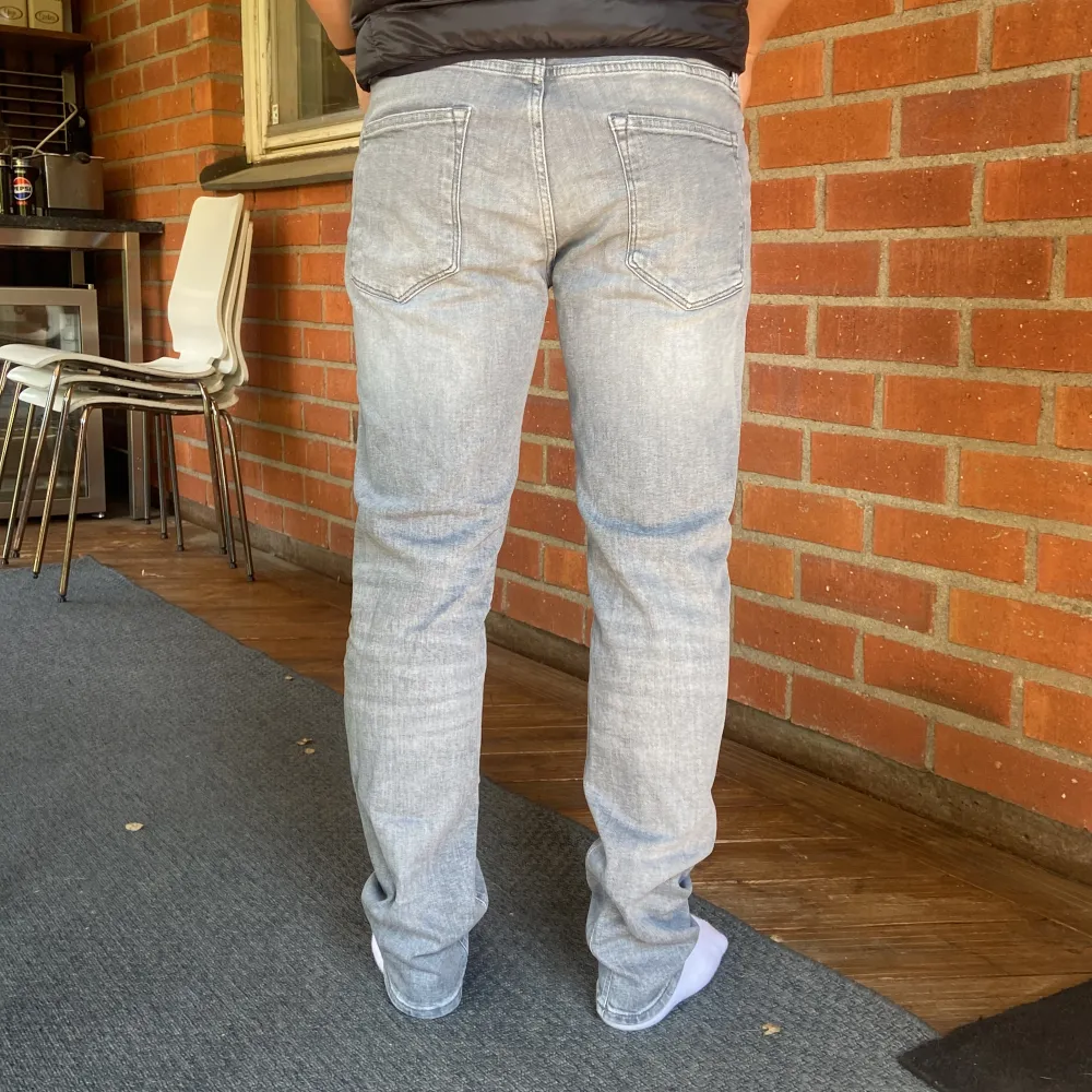 Säljer dessa jeans från Jack&Jones | Storlek: 31/32 | Skicket på jeansen är mycket bra utan några defekter | Mitt Pris: 299kr - Nypris: 800kr | Hör av dig vid minsta lilla fråga!! | . Jeans & Byxor.