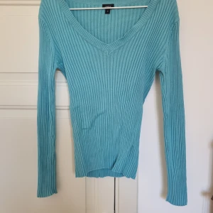 Blå tröja  - Blå ribbad långärmad tröja i bra skick