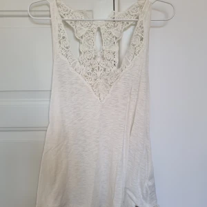 Vitt linne - Vitt litte med brodderi i bra skick 