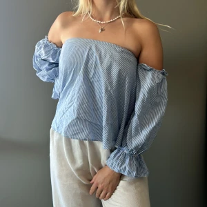 H&M blus  - Jätte fin Blus från H&M   Stl XS/ S  Vid frågor vänligen kontakta mig och kan även samfraktas ihop med andra köp.