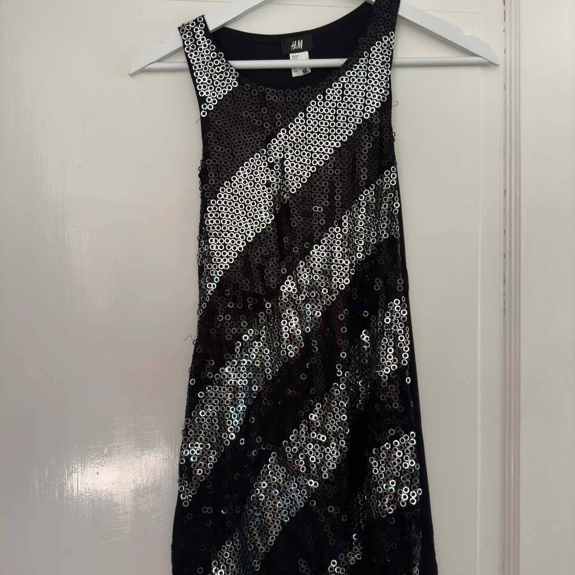 Kort glittrig klänning HM 