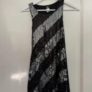 Kort glittrig klänning HM  - Flock klänning stl 134/140  
