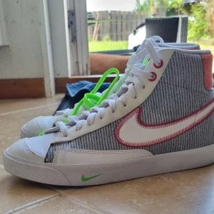 Nike blazer mid 77 recycled jerseys - knappt använda, max 10 ggr. finns några små smutsfläckar på skosnörena, men kan nog tvättas bort. ingår 2 färger skosnören. storlek 41. pris kan diskuteras.