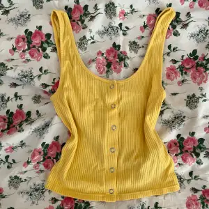 Ett gult ribbat linne med knäppning framtill från H&M i strl XS!💓