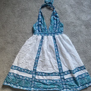Sommarklänning - En super söt sommarklänning💞 man knyter den runt halsen och den är i fint blått mönster😍 Den är från by ellos och i storlek 36 alltså typ S💞 Skriv om ni har frågor eller är intresserade!