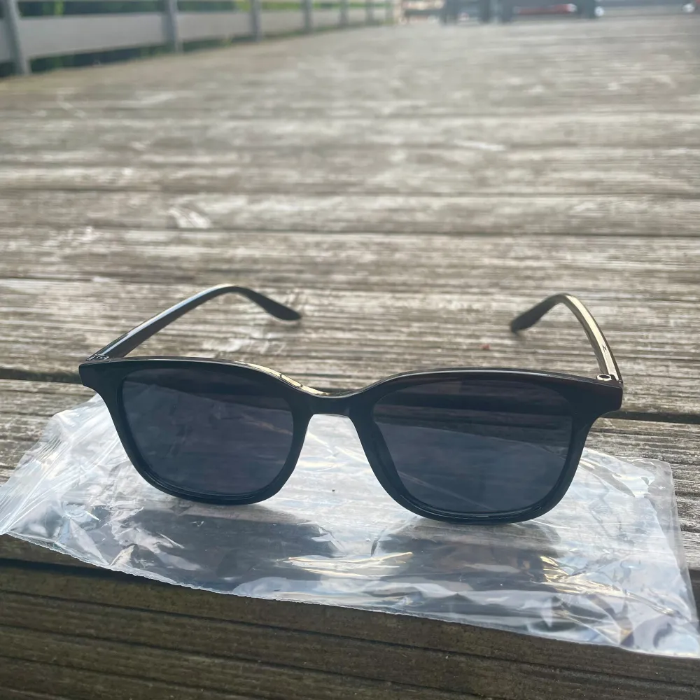 Ett par svarta solglasögon i bra skick som passar perfekt till sommaren! Helt nya och kommer med påse. Pris kan diskuteras! . Accessoarer.