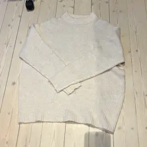 En stickad tröja från lager 157 i väldigt bra skick, Max använd 3 gånger💕 nypris 150kr, storlek S💕
