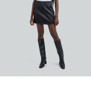 Satin kjol kort - Superfin, använd en gång Storlek 36