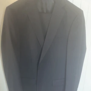 Dressman kostym & kostymbyxor - Tjena, jag säljer ett kostympaket på värde 3000kr totalt. Kostymen har använts 1 gång bara på en begravning, byxorna är helt oanvända med lapp kvar. Byxorna har storleken 31/32 och är slimfit. Perfekt inför studenten eller begravning!