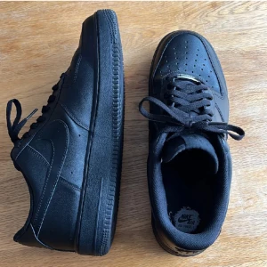 Black airforces  - Bra kvalite, har inte använt dem sen jag köpte dem.