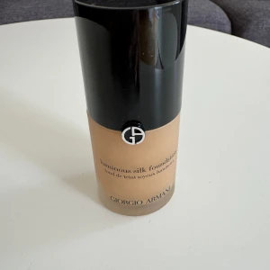 Giorgio Armani luminous silk foundation  - Bara använt 1 gång tyvärr var det fel nyans  Shade: 6,5