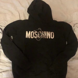 Moschino hoodie - Moschino hoodie Bra skick och knappt använd  Storlek XS