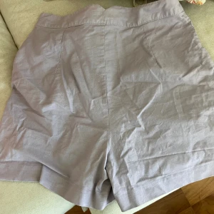 Carin Wester  - Carin Wester shorts  Strl 40 Färgen är Lavendel Dragkedja på sidan