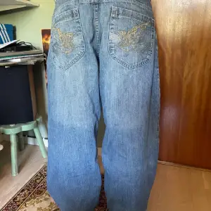 Säljer dessa jätte fina vintage jeans som är köpta här på Plick . Säljer pga att de tyvärr inte passade, skriv för mer frågor! XL men insydda av skräddare. Pris kan diskuteras vid smidigt köp Lånade bilder!