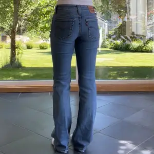 Lågmidjade jeans från Levi’s i modellen Superlow Boot. Storlek W24 men passar mig som har W25. Midjemått: 35 cm, innerbenslängd: 78 cm. Sparsamt använda 💗 