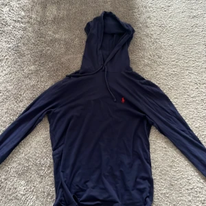 Ralph lauren tunn hoodie - Säljer nu min lite tunnare Ralph lauren hoodie i storlek M då den inte kommer till användning, har ni frågor så hör av er!
