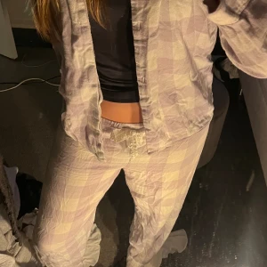  Pyjamas  - Jag säljer jättesöt rutig lila och vit pyjamas från H&M. Pyjamasen är i bra skick och använd sparsamt. Skjortan har tyvärr inga knappar, de går att sätta på egna ifall man vill de❣️