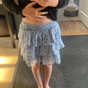 Blommig kjol - En blommig kort kjol med volanger 