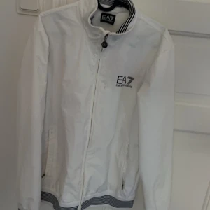 Vit Armani Jacka, tar emot bud - Storlek M men passar S/M, litet hål på insidan av jackan, skick 6/10