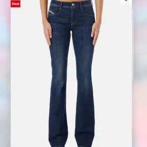 Säljer dessa supersnygga mörkblåa jeans från diesel, bootcut i storlek 25 och längd 32🔥🔥